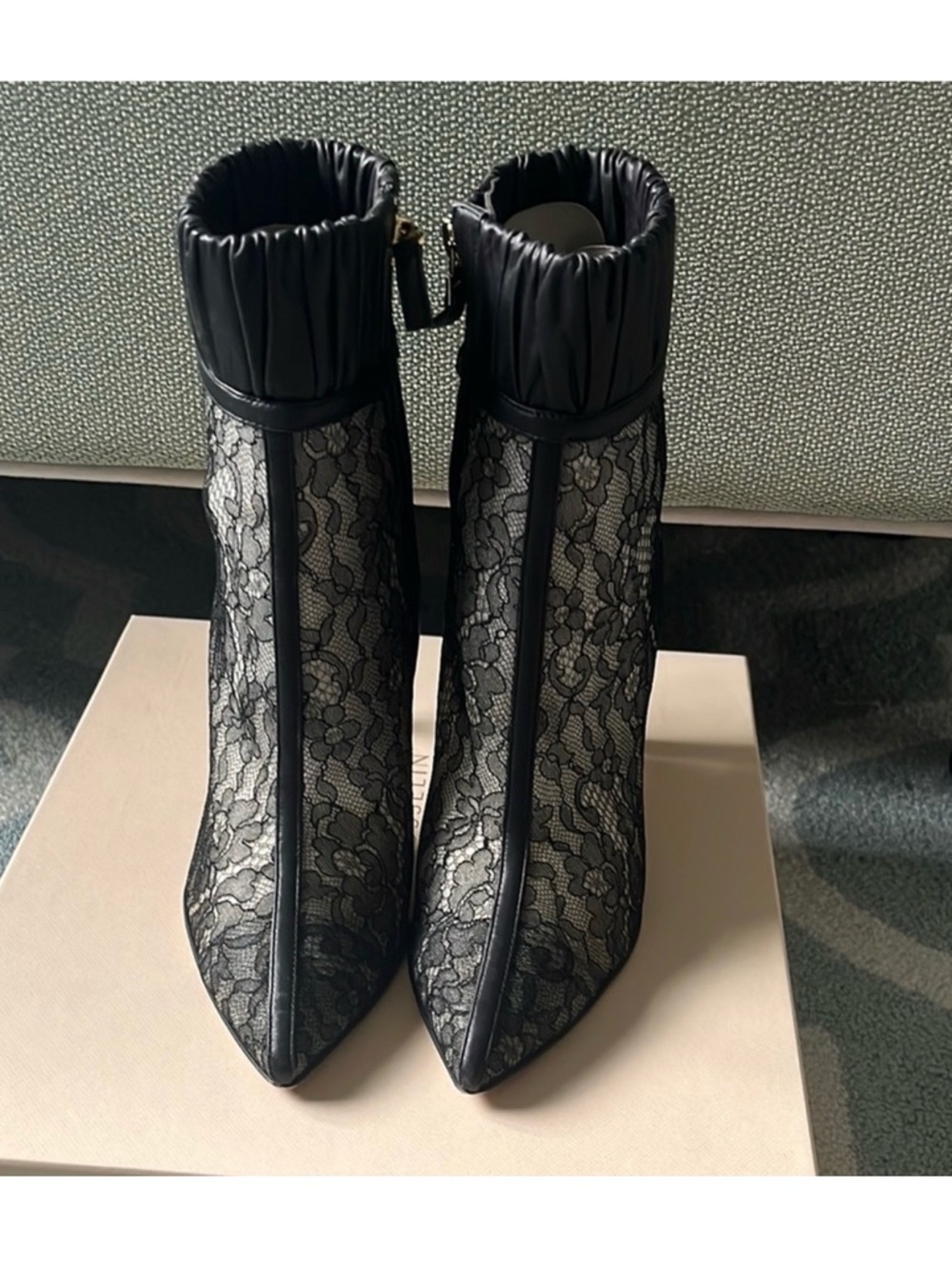 Chloe Gosselin Black Lace Pointed-Toe Ankle Booties w Ruched band sz 40 like new